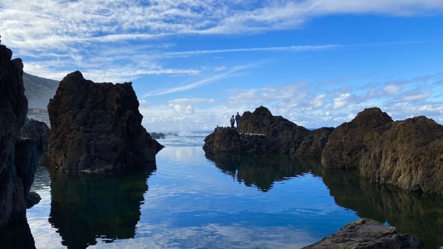 Madeira asub keset Atlandi ookeani, Euroopa rannikust 900 km ja Aafrikast 600 km kaugusel