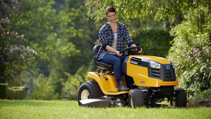 Kui niidetaval maal on palju nurgataguseid, puid-põõsaid, peenarde piirdeid vms, ei õigusta suur ja mõnevõrra kohmakam murutraktor ennast väga hästi.