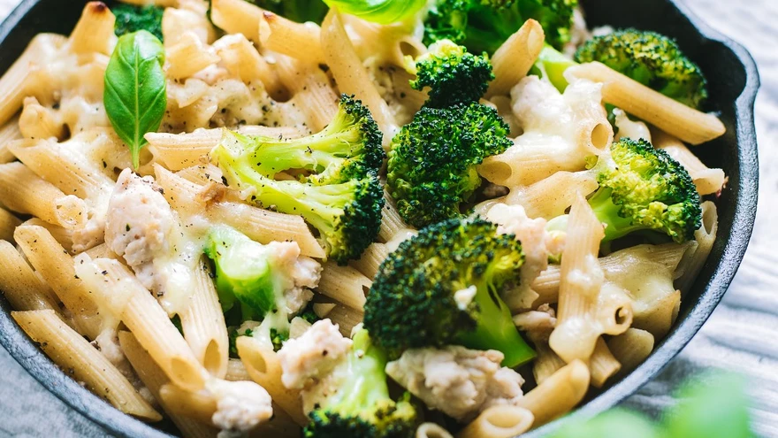 Kanahakkliha-pastaroog brokoliga.