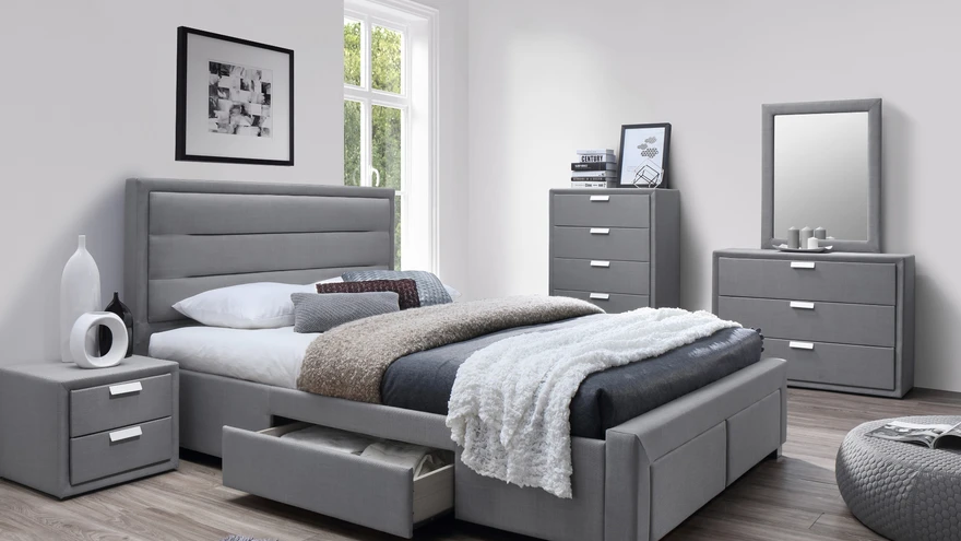 Stiilne voodi koos madratsiga.