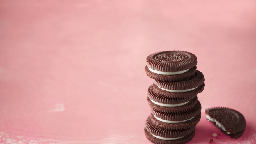 Vaniljetäidisega kakaoküpsiseid võib nautida niisama, neist võib valmistada ka hõrgu koogi. 