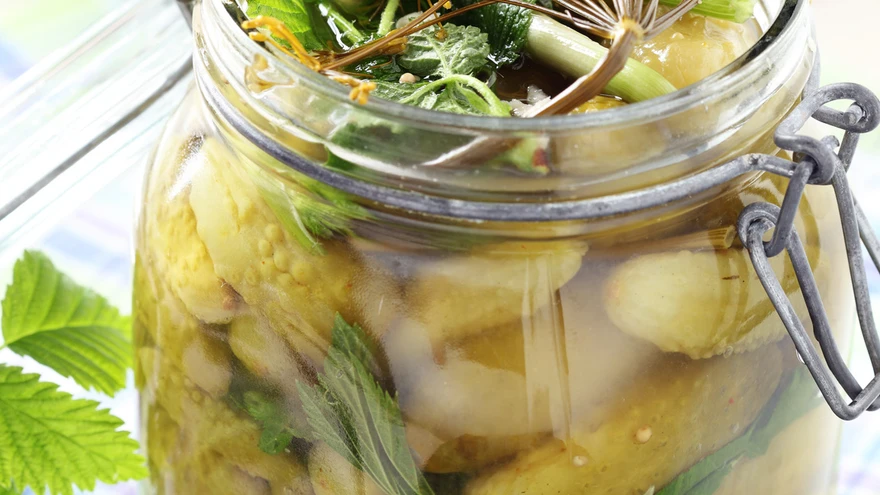 Magusvürtsikad marineeritud sõrmekurgid.