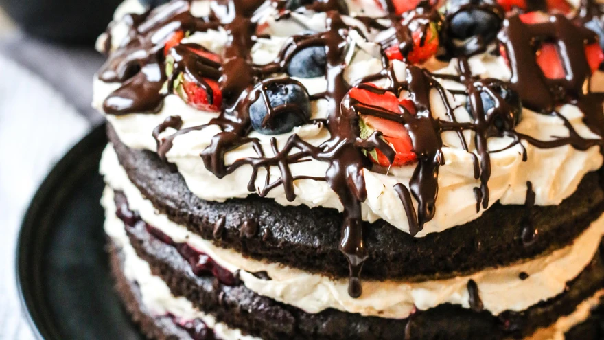 Kihiline šokolaaditort jõululauale.