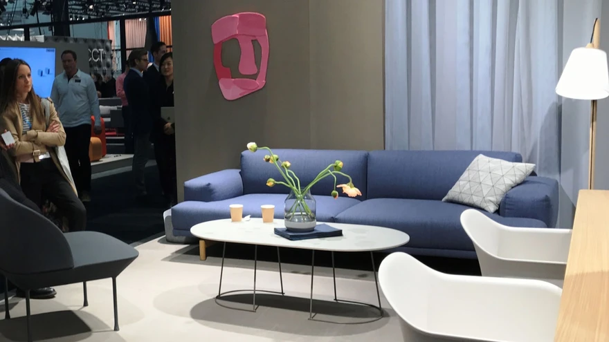 Pastelne Muuto stend, mille keskmes on uus Compose diivan