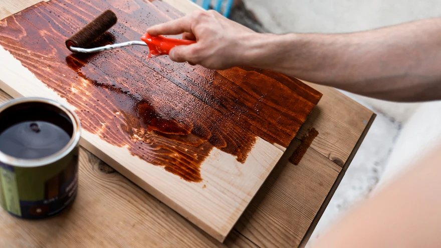 Enamik värve on märjalt tumedamad ning kuivavad pinnal mitme tooni võrra heledamaks.