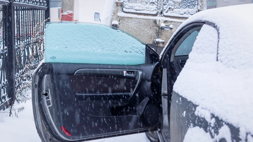 Kindlasti ei tohi külmunud uksele valada kuuma vett!