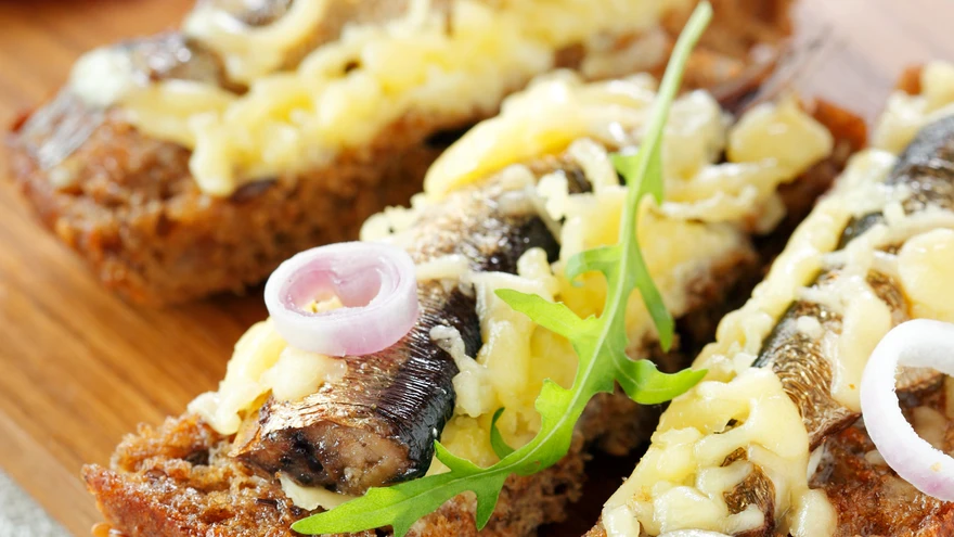 Kuumad sprotivõileivad juustuga.