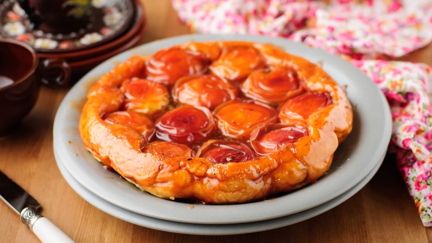 Tagurpidikook ploomide ja rummiga.