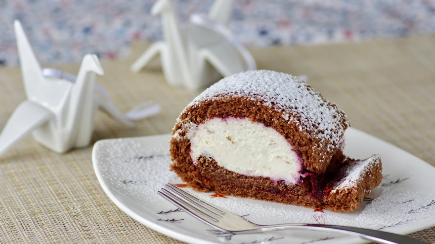 Tatrarull vürtsikate sõstarde ja kohupiimavahuga.