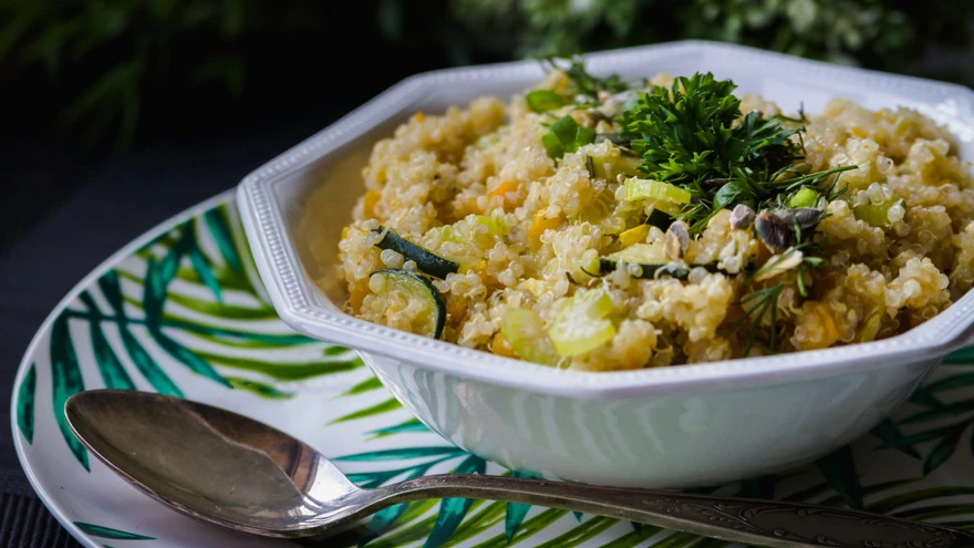 Kinoasalat röstitud mandlitega.