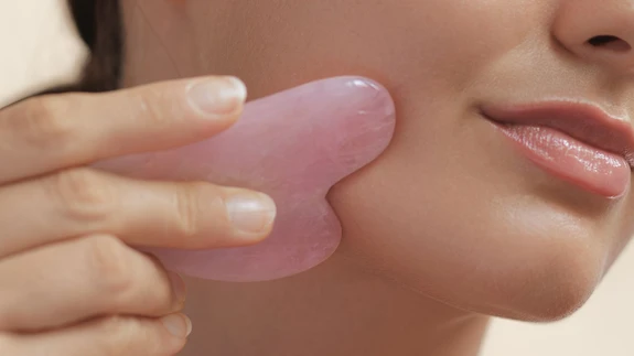 Näomassaaži mõju on pigem ajutine – püsivalt näokuju gua sha abil muuta ei saa.