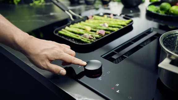 Intelligentsed andurid, uuenduslikud sisseehitatud väljatõmbed, paindlikud toiduvalmistamise tsoonid ja äärmiselt kiire induktsioon.