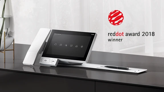 Multifunktsionaalne ekraanipaneel Siedle Axiom võimaldab ühele ekraanile kokku koondada nii uksetelefoni, tavatelefoni, hooneautomaatika kui ka videokaamerate jälgimise funktsioonid.