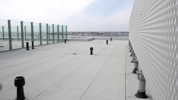 Kahjustuste vältimiseks bituumenkatusel alati liikuda pehme tallaga jalatsites ning hoiduda jalgade lohistamisest.