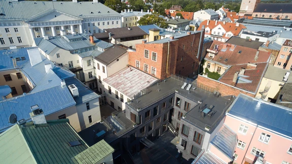 Apartmenthotelli Konrad väliruum Tartu südalinnas on katusele toodud.