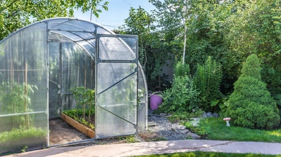 Iga pisidetail loeb, et saada aeda hästi ja tugevalt paigaldatud kasvuhoone.