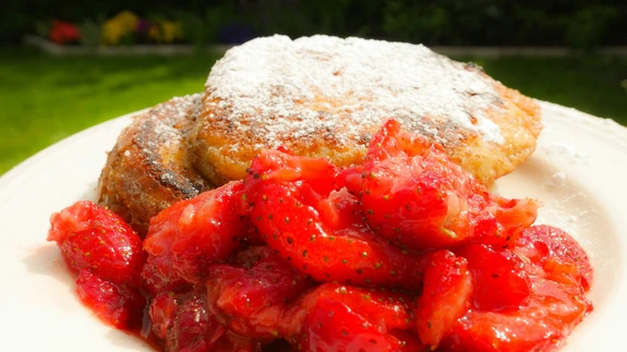 "Vaesed rüütlid" kaneeli ja kardemoni ning hõõrutud maasikatega