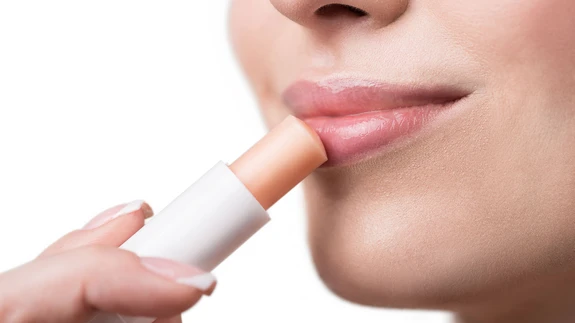 Arvatakse, et huulepulga "söömine" lõpuks kahjustab tervist.