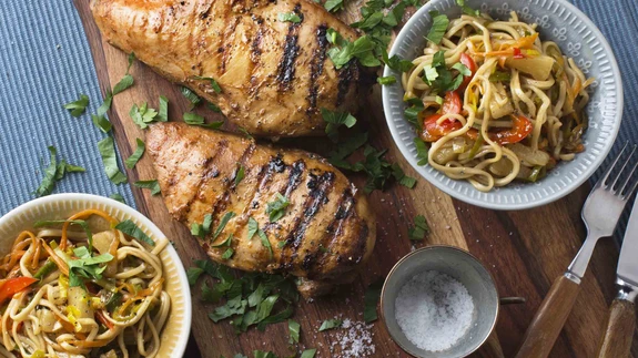 Aasiapärane köögivilja-munanuudlivokk.