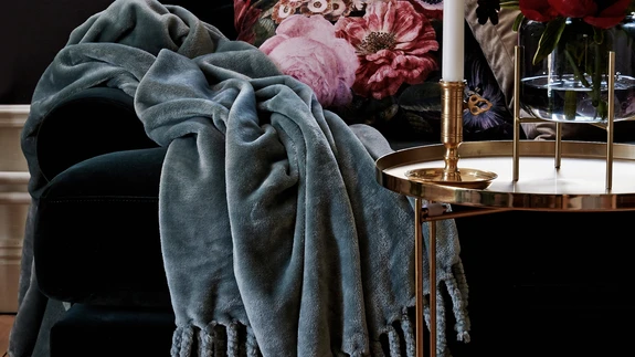 Sellesügisene kaunis muster Fiorenza - lillemotiiv lisab killukese luksuslikkust, samet omakorda pehmust.