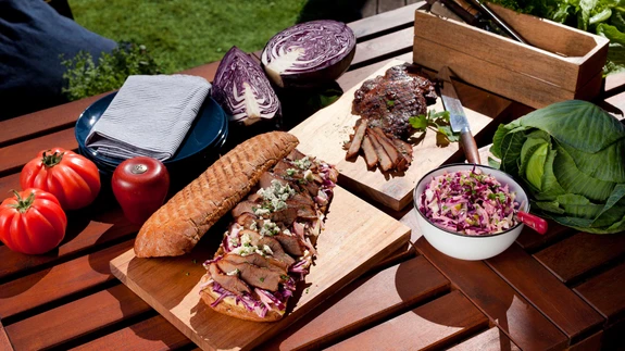  Ameerikapärane steigivõileib kapsa-õunasalatiga.