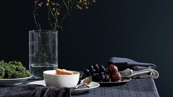 Vahatatud laudlinad on valmistatud puuvillasest kangast, kui vastupidavuse saladuseks on õhuke, vedelikke tõrjuv pinnakate.