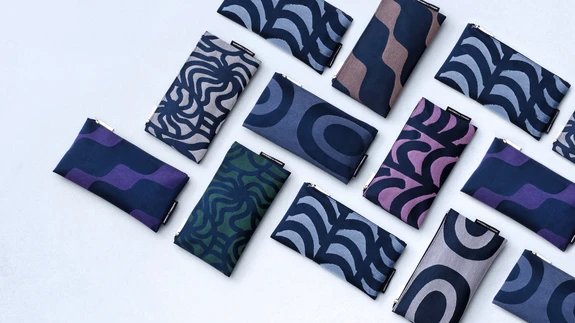 Mugavuskomplektid on kaunistatud nelja erineva legendaarse Maija Isola mustriga 60ndatest.