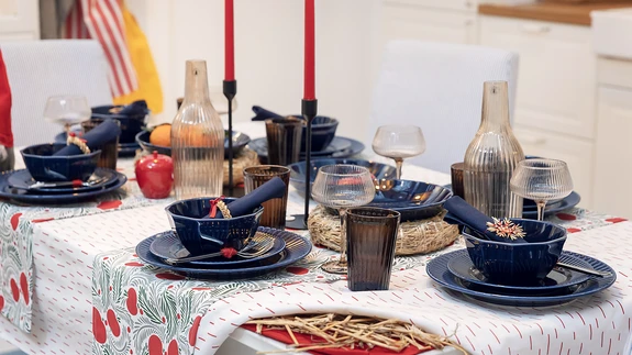 Kui teemaks on folkloor, võivad kerkida silme ette klassikaliste või rahvapäraste mustritega tekstiilid, linased salvrätikud ning jõuludega lahutamatult seotud punased ja rohelised toonid.