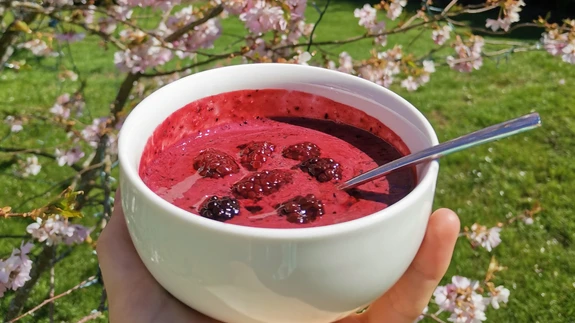 Värsked maasikad ja mustikad on juba müügil ja külmikust leiad lisaks teisigi marju.