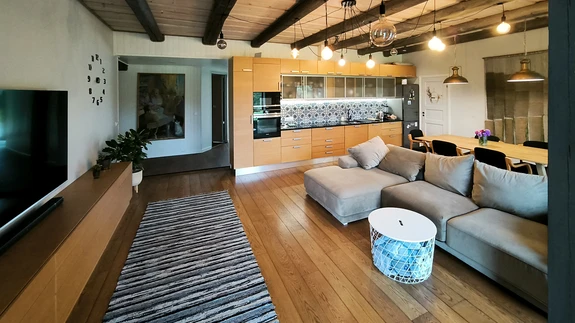 Kodu Vellaveres, mis on 1970. aastatel rajatud lehmalauda hoonesse.