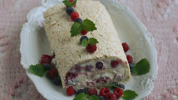 Lumekohev beseerull kodujuustukreemi ja marjadega.