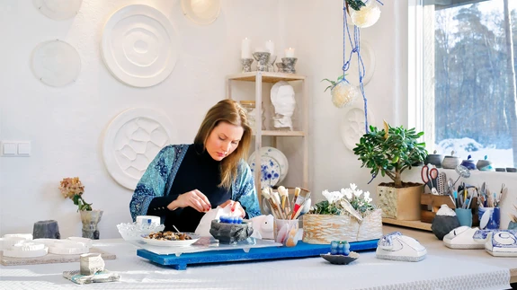 Kristel lõpetas kunstiakadeemia (EKA) 2023. aastal, aga esimese keraamikapisiku sai ta huviringist 15 aastat tagasi, kui oli lapsega kodune. 