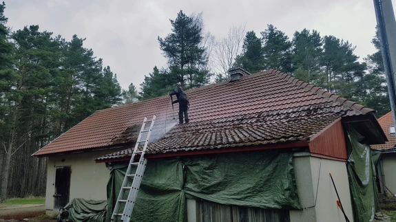 Nii katuse talveks ettevalmistamise kui ka sambla eemaldamine on jõukohane igale majaomanikule ning eraldi professionaali pole selle töö jaoks vaja kutsuda.