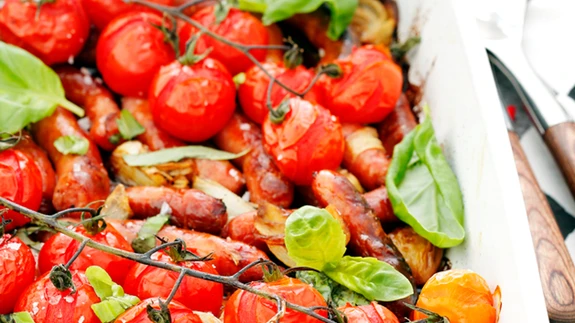 Ahjus küpsetatud toorvorstid kirsstomatite ja palsamiäädikaga.