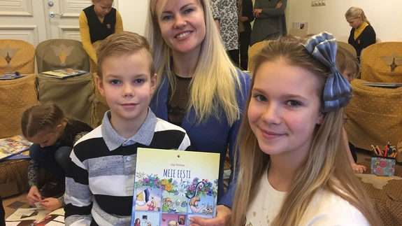 Igal juhul tasub koolitarbeid otsima minnes lapsed kaasa võtta – nii on see vajalik tegevus vahva ettevõtmine. Pildil on Kristina Mustonen koos oma kahe koolijütsiga.