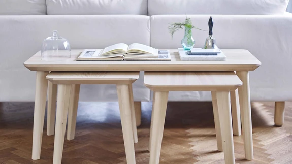 IKEA Lisabo laud on üks neist mööblitükkidest, mille peaks kokku saama ilma tööriistadeta, uudset wedge dowel süsteemi kasutades.