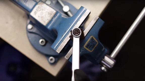 Kinni roostetanud mutri lahti kangutamisel varitseb oht, et see lihtsalt murdub ära.