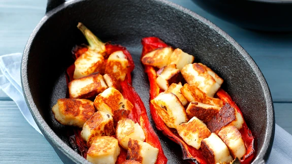Täidetud paprikad halloumi juustuga.