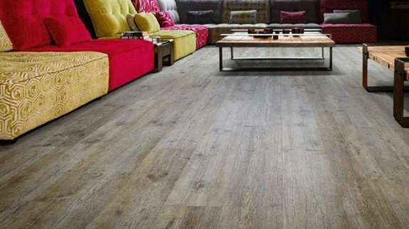 LVT põrandaplaadid imiteerivad erinevaid materjale -- näiteks puitu, metalli ning kivi. 