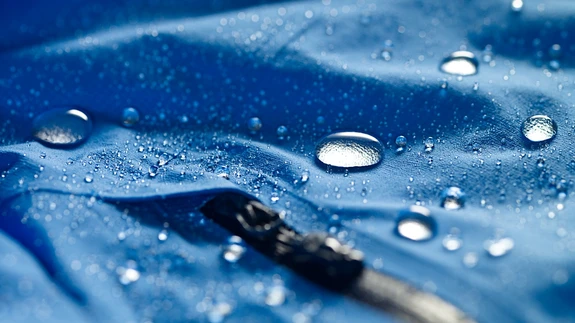 Käsipesu ja nööril kuivatamine võib vähendada kõrgtehnoloogiliste materjalide tuule- ja veekindlust.