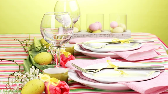 Pane toidulauale värviline laudlina või erksad nõud, aga mitte mõlemat korraga.