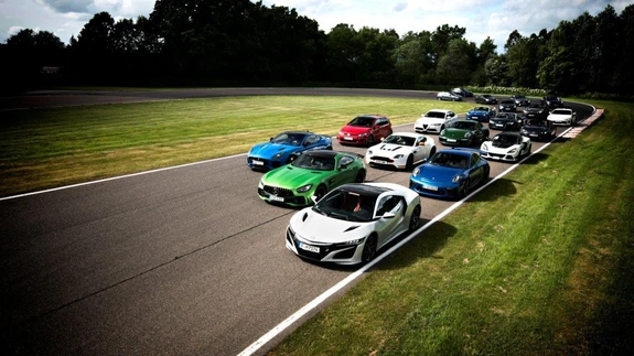 Septembri Tehnikamaailma avalooks on traditsiooniline Põhjamaade sportautode test, kus Knutstorpi ringrajal võtavad üksteiselt mõõtu 20 rohkem või vähem sportlikku neljarattalist. 