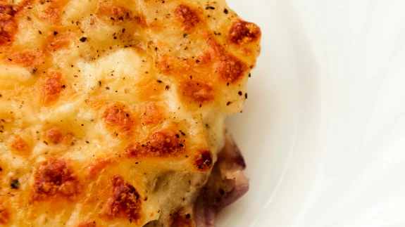 Liha sibula, majoneesi ja juustuga.