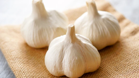 Küüslaugul on tõesti viirusevastane toime, sest taim sisaldab eeterlikke õlisid.