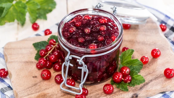 Kirsid punasesõstratarretises.