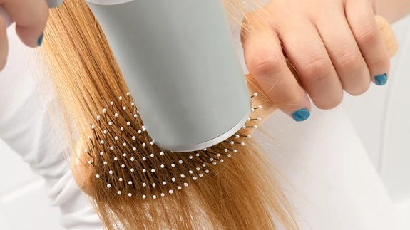 Fööniga vehkides vaid kahjustad juuksekarvu ja tekitad kräsu.