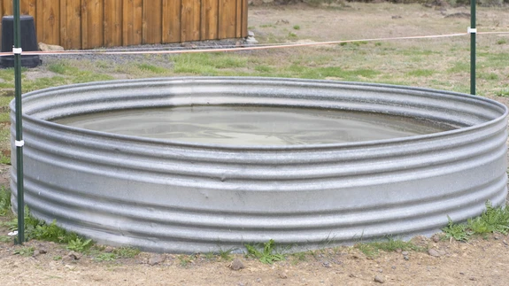 Ümar hobuste jooginõu, millest mõned aeda basseini ehitavad.