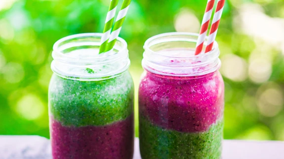 Valmista maitsev kahevärviline smuuti. Miks mitte ka kolmevärviline. Lase fantaasial lennata.