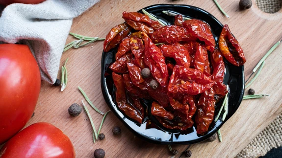 Ahjukuivatatud tomatid säilivad muidugi kauem oliivõlis ning maitsevad veelgi paremini.