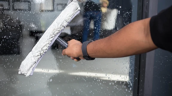 Kui aknad lahti ei käi, võib aknapesu kenakese kopika maksma minna.